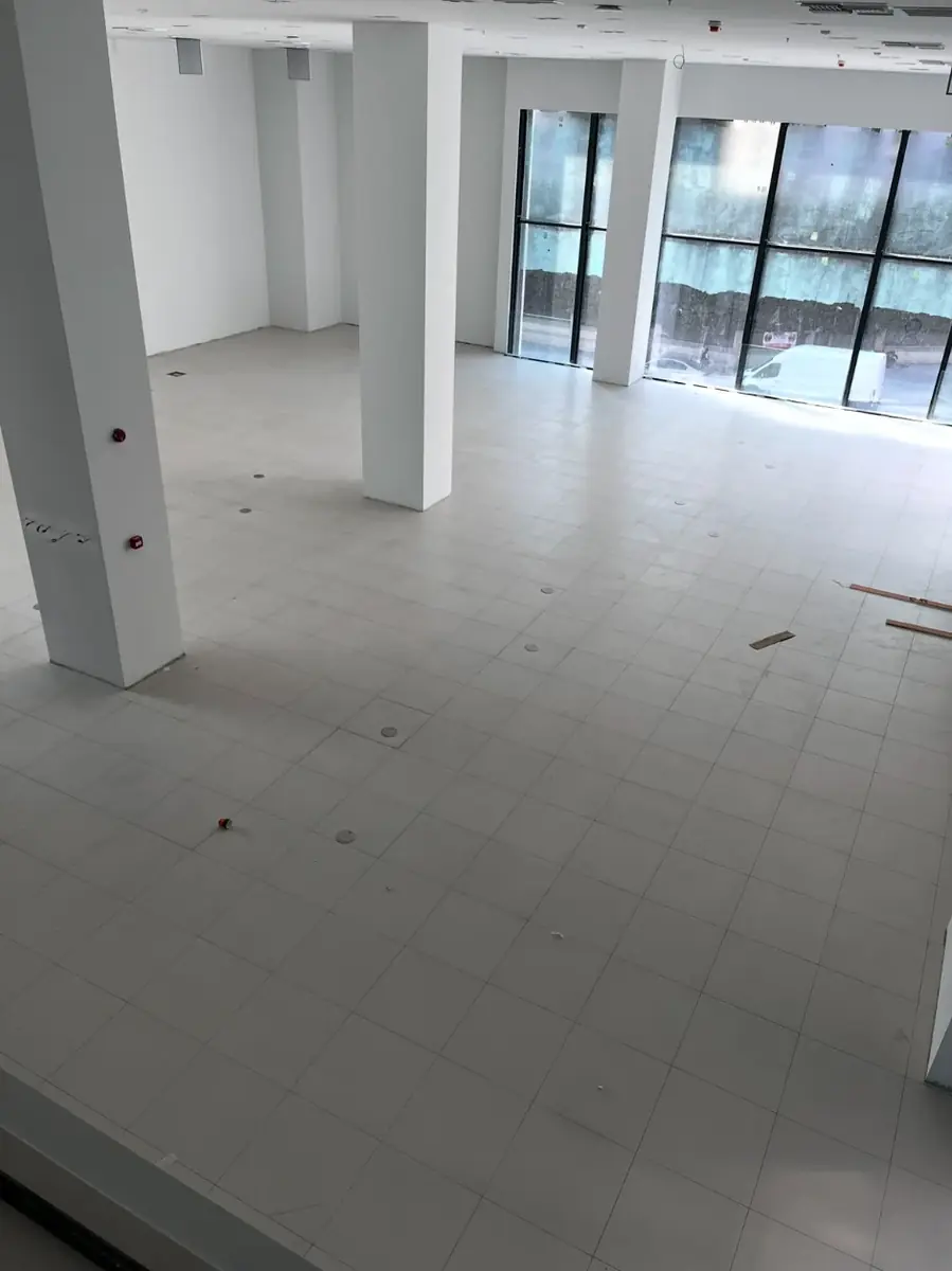 Showroom zemininde büyük ebat seramik serme aşaması