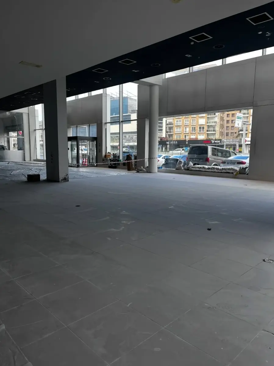 Ustalarımız showroom zemininde seramik döşerken