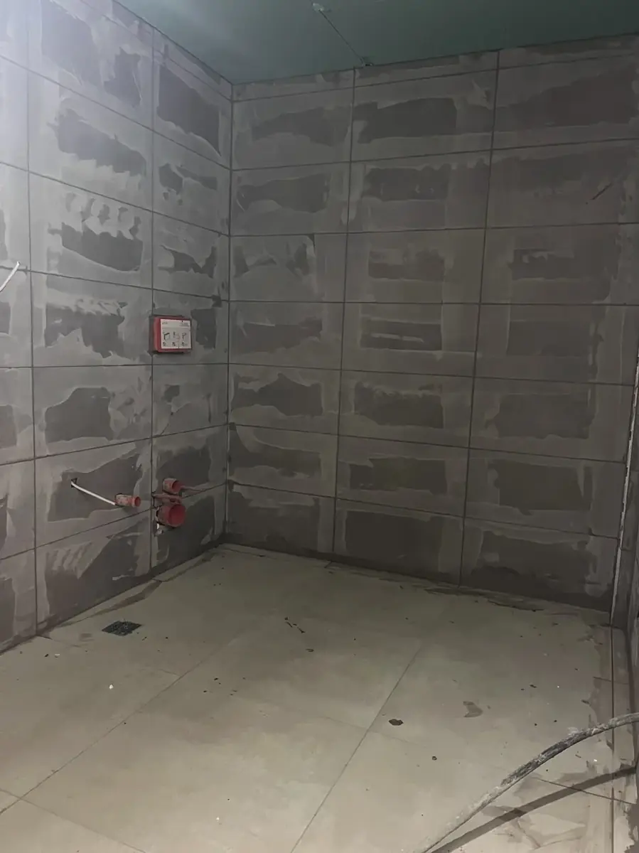 Tamamlanmış parlak showroom zemini