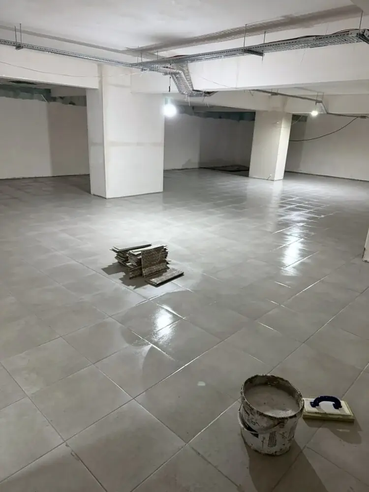 Halkbank şubesinde seramik döşeme uygulama aşaması