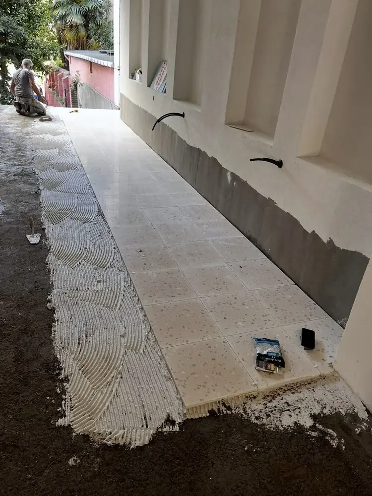 Juan Valdez Cafe dış teras zeminine seramik döşeme aşaması